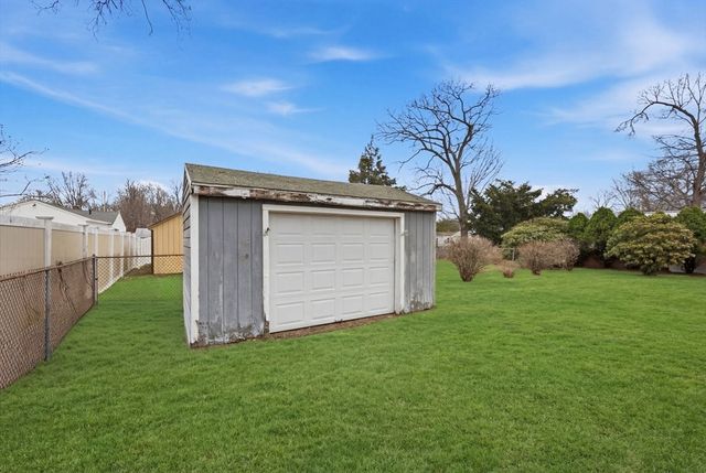 70 Warwick Rd, Chicopee, MA 01020