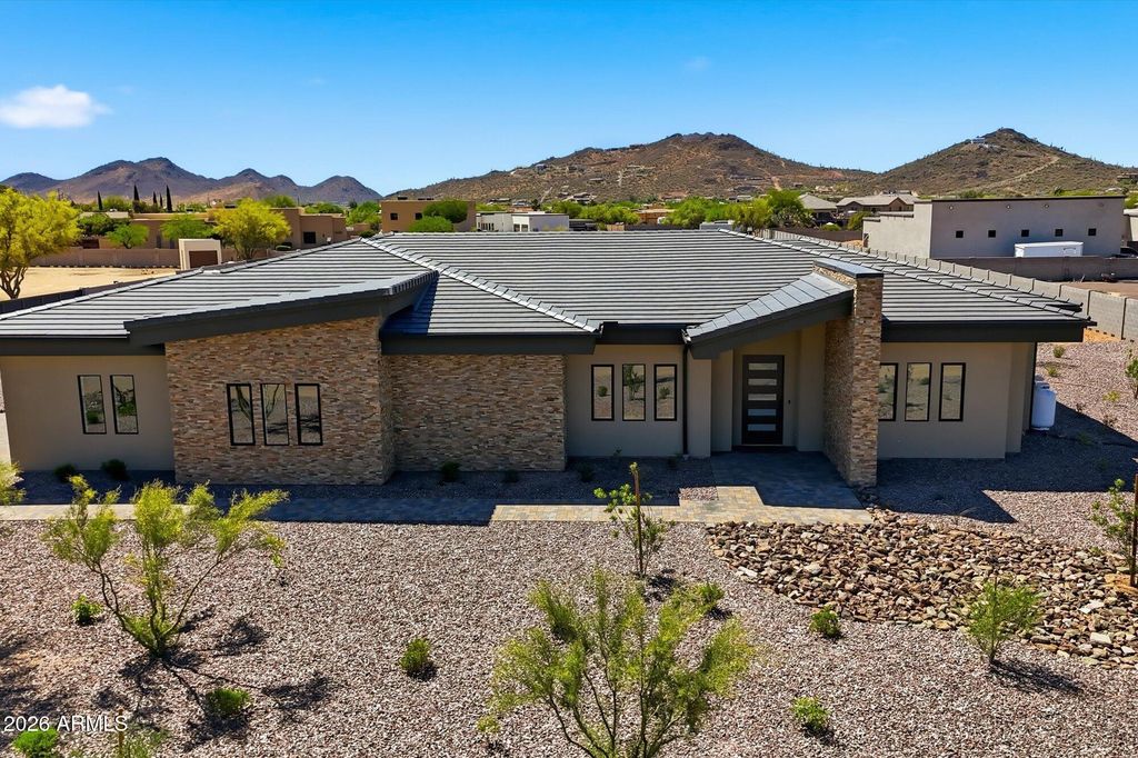 Image 1 of property listing at 2991 W DESERT HILLS Drive 2, Phoenix, AZ 85086