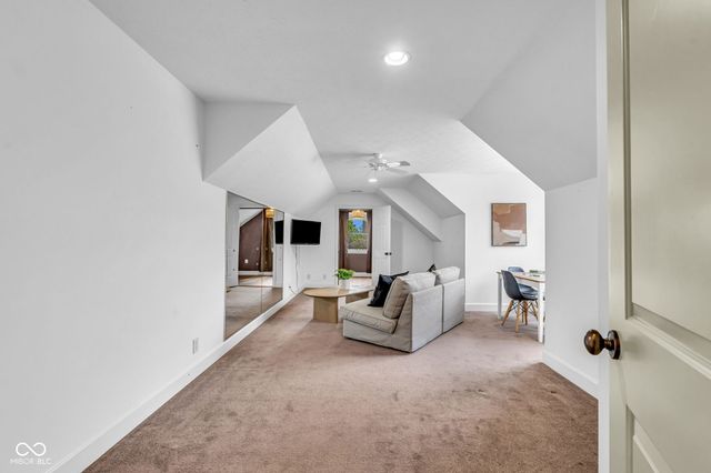 15268 Kampen Circle, Carmel, IN 46033