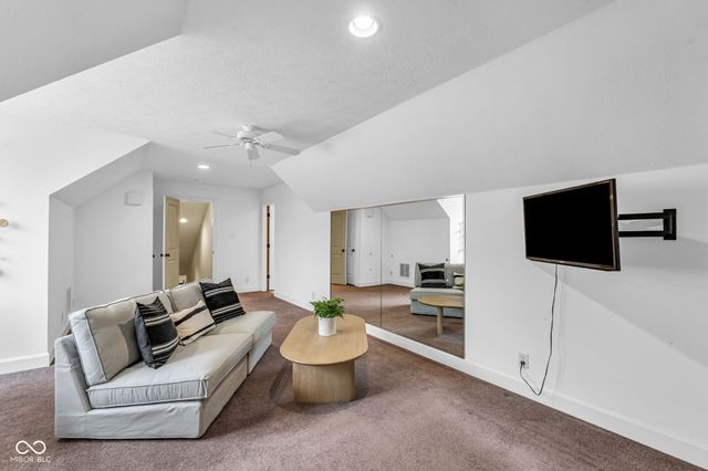 15268 Kampen Circle, Carmel, IN 46033