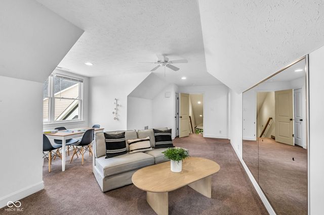 15268 Kampen Circle, Carmel, IN 46033