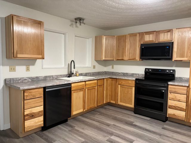 243 W 2nd St, Ceredo, WV 25507