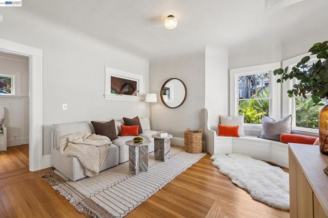 542 Chetwood St, Oakland, CA 94610