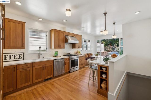 542 Chetwood St, Oakland, CA 94610