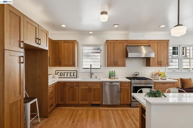 542 Chetwood St, Oakland, CA 94610