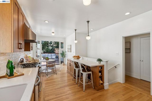 542 Chetwood St, Oakland, CA 94610