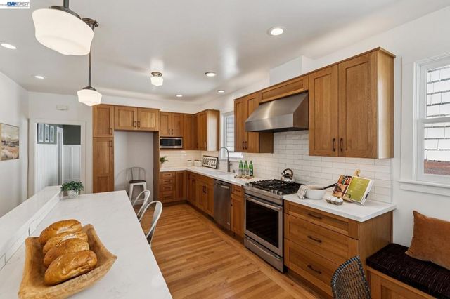 542 Chetwood St, Oakland, CA 94610