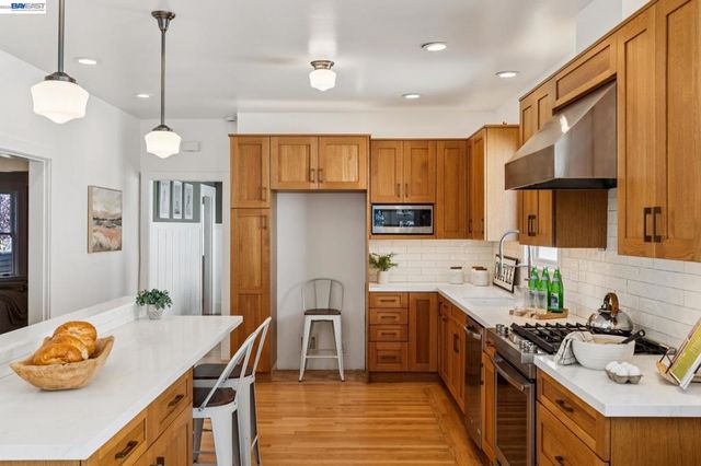 542 Chetwood St, Oakland, CA 94610