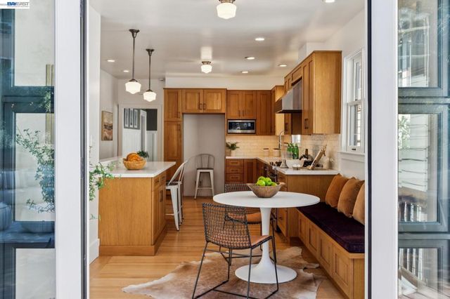 542 Chetwood St, Oakland, CA 94610