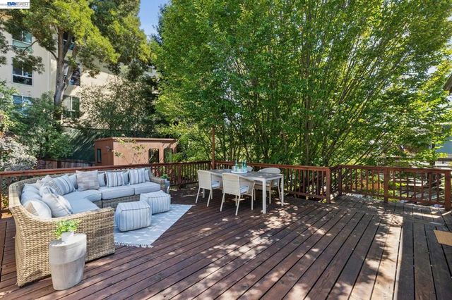 542 Chetwood St, Oakland, CA 94610