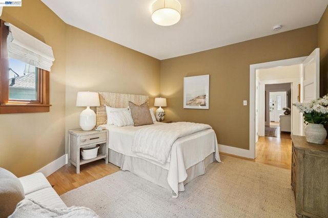 542 Chetwood St, Oakland, CA 94610