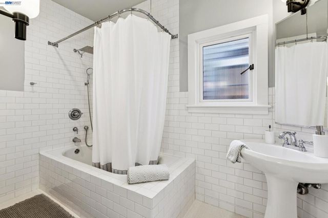 542 Chetwood St, Oakland, CA 94610