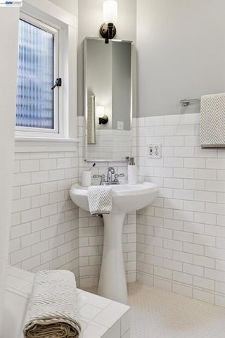542 Chetwood St, Oakland, CA 94610