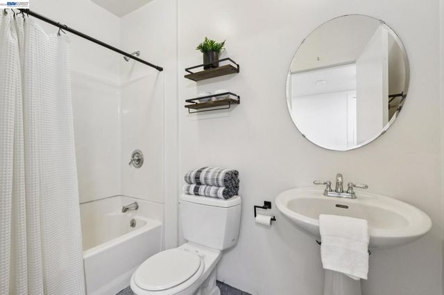 542 Chetwood St, Oakland, CA 94610