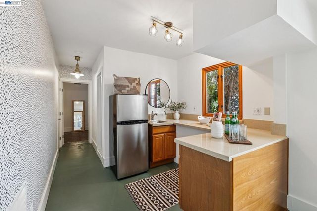 542 Chetwood St, Oakland, CA 94610