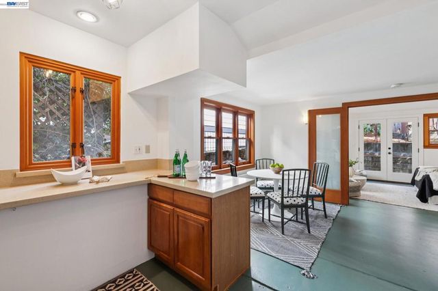 542 Chetwood St, Oakland, CA 94610