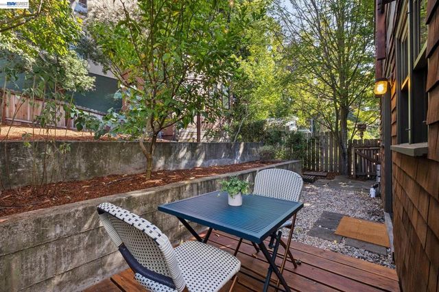 542 Chetwood St, Oakland, CA 94610