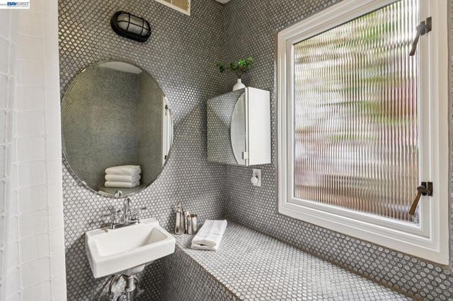 542 Chetwood St, Oakland, CA 94610