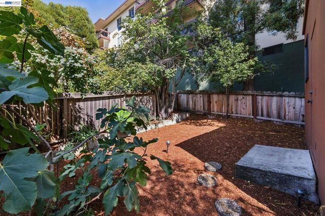 542 Chetwood St, Oakland, CA 94610