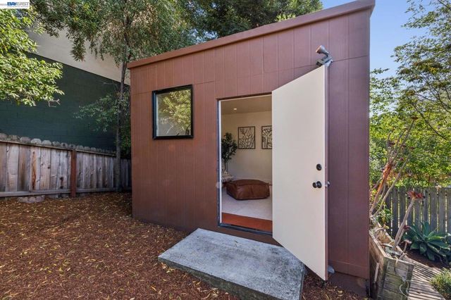 542 Chetwood St, Oakland, CA 94610