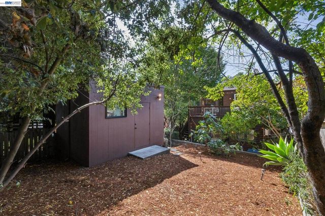 542 Chetwood St, Oakland, CA 94610