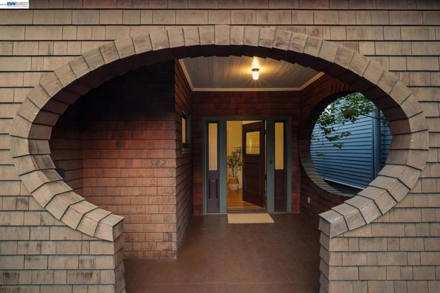 542 Chetwood St, Oakland, CA 94610