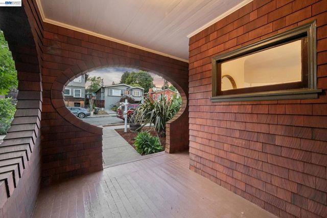 542 Chetwood St, Oakland, CA 94610