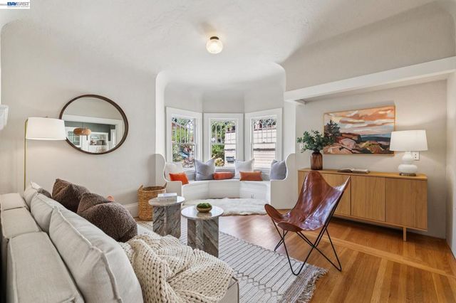 542 Chetwood St, Oakland, CA 94610