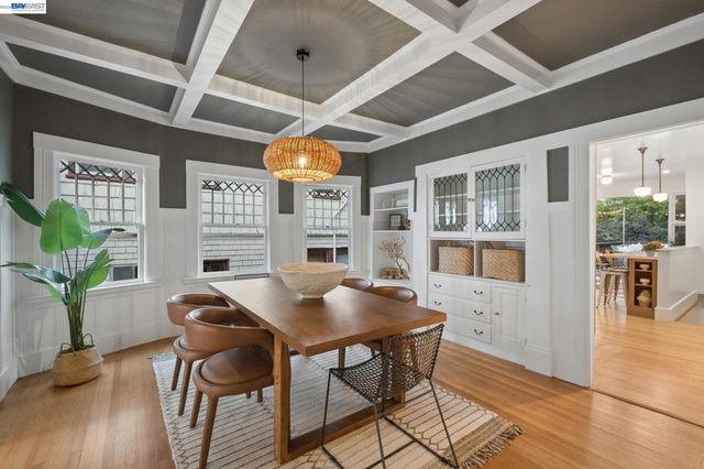 542 Chetwood St, Oakland, CA 94610