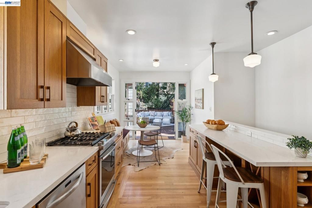 542 Chetwood St, Oakland, CA 94610