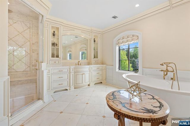 1 Sandstone Ridge, Upper Saddle River, NJ 07458