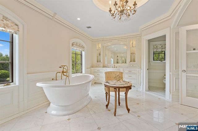 1 Sandstone Ridge, Upper Saddle River, NJ 07458