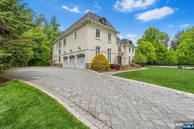 1 Sandstone Ridge, Upper Saddle River, NJ 07458