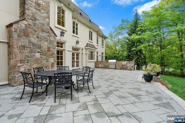 1 Sandstone Ridge, Upper Saddle River, NJ 07458