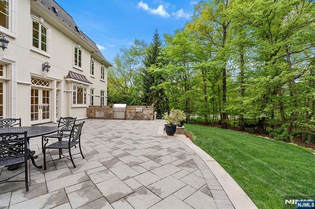 1 Sandstone Ridge, Upper Saddle River, NJ 07458
