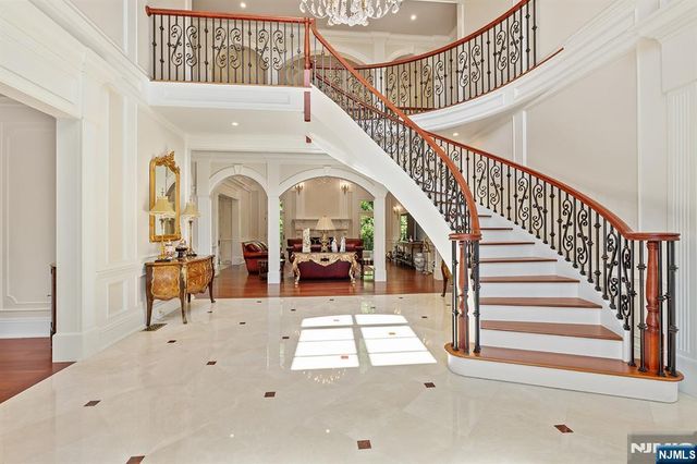 1 Sandstone Ridge, Upper Saddle River, NJ 07458