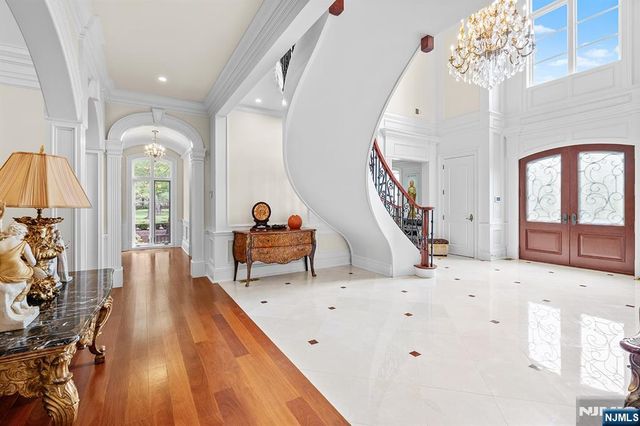 1 Sandstone Ridge, Upper Saddle River, NJ 07458