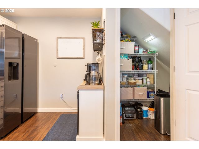 306 E 16TH Pl, La Center, WA 98629