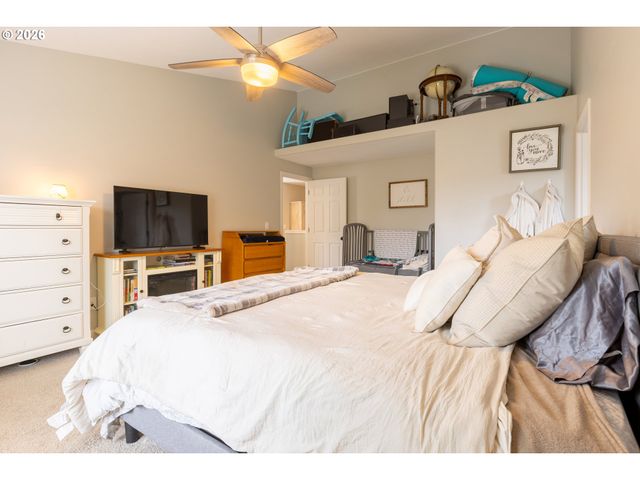 306 E 16TH Pl, La Center, WA 98629