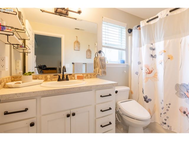 306 E 16TH Pl, La Center, WA 98629