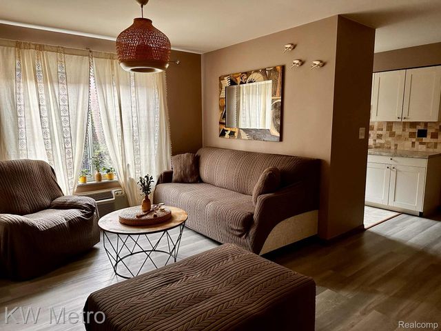 15219 E 9 Mile Road 3A, Eastpointe, MI 48021