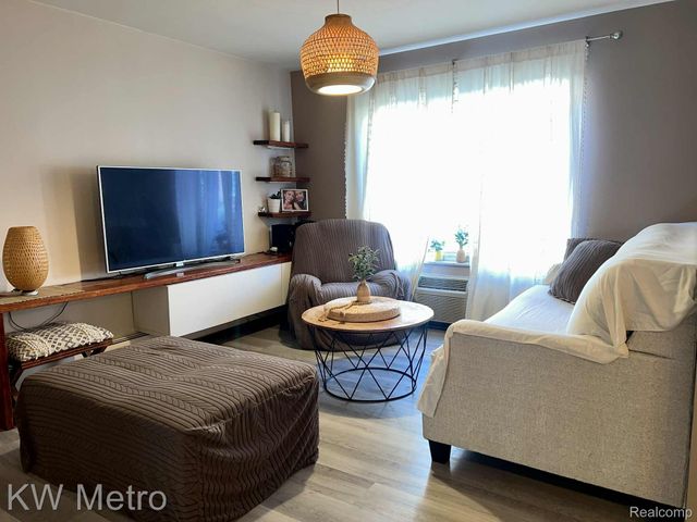 15219 E 9 Mile Road 3A, Eastpointe, MI 48021