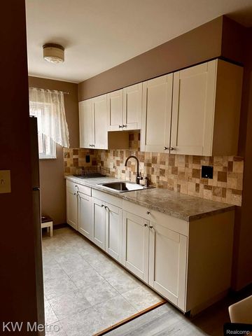 15219 E 9 Mile Road 3A, Eastpointe, MI 48021