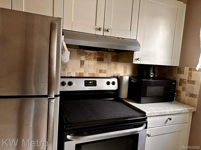 15219 E 9 Mile Road 3A, Eastpointe, MI 48021