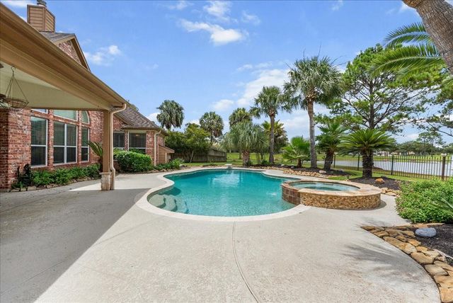 1618 Stoney Lake Drive, Friendswood, TX 77546