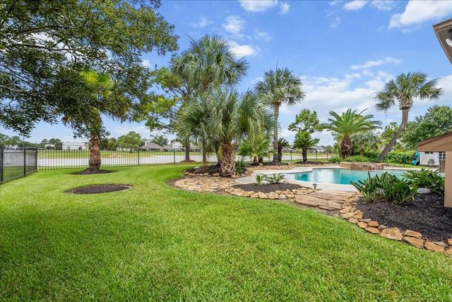 1618 Stoney Lake Drive, Friendswood, TX 77546