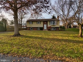 175 BOBBY JONES DR, Etters, PA 17319