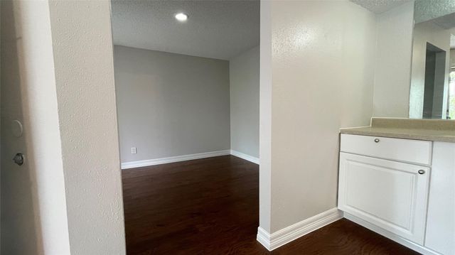 6701 Sands Point Drive 33, Houston, TX 77074