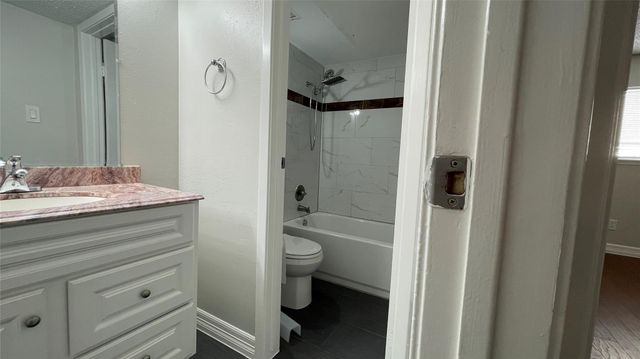 6701 Sands Point Drive 33, Houston, TX 77074