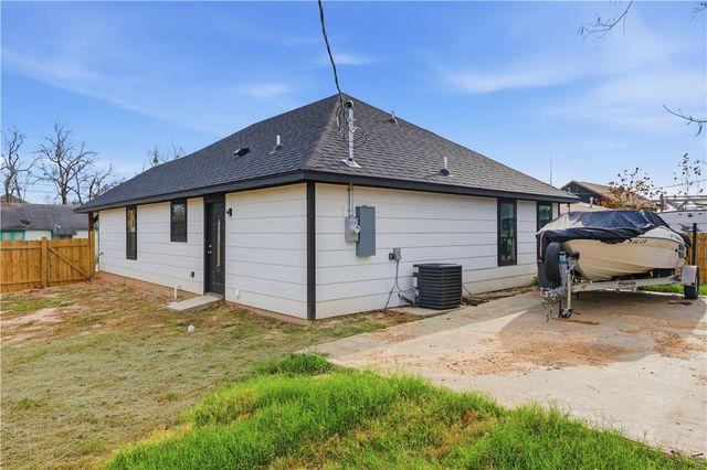 211 Moss Avenue, Hearne, TX 77859